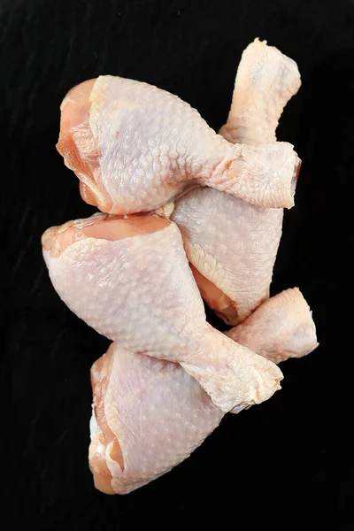 Tilikan Atas Kaki Ayam Mentah Lempeng Hitam Ingredien Memasak — Stok Foto