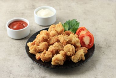 Biber soslu ve mayonezli ev yapımı tavuk patlamış mısır. Un ve Kızarmış Tavuk Dilimleme 