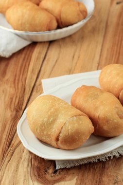 Kue Molen ya da Pisang Molen, un hamuru ve kızartılmış olgun muz. Endonezya 'da Popüler Sokak Yemekleri 