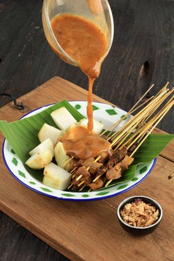 Sour Padang Sosu, Minang, Batı Sumatera, Endonezya 'dan sığır şiş Satay. Genellikle Kalın Sos Çorbası ve Lontong veya Ketupat ile servis edilir.
