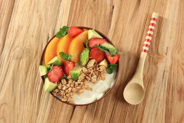 格拉诺拉与希腊酸奶 鳄梨和草莓在碗 顶部视图高于乡村木桌背景 清洁饮食 节食概念 — 图库照片