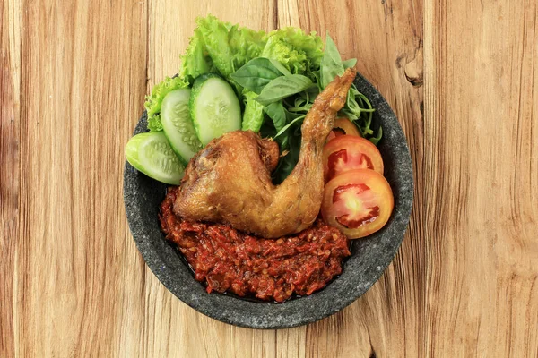 Вид Сверху Ayam Penyet Индонезийский Пряный Цыпленок Различными Овощами — стоковое фото