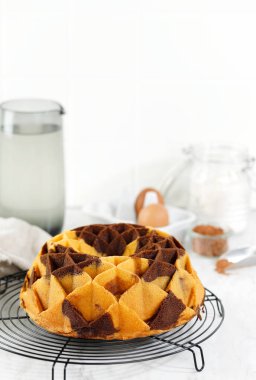 Mermer kek Bundt, Vintage Round Shape Beyaz Masada Taze Fırınlanmış Mermer Pastası. Kavram Fırını 