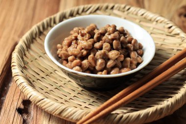 Natto Fermente edilmiş, Kokuşmuş Kokulu Soya. Geleneksel Japon Tabağı 