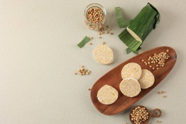 Muz Yaprağı ile Dilimlenmiş Raw Tempeh, Metin için Üst Görünüm Kopyalama Uzayı 