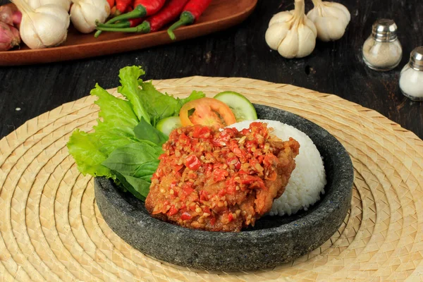 Ayam Geprek Oblíbené Pouliční Jídlo Indonésii Vyrobeno Křupavé Kuřecí Rozdrcené — Stock fotografie