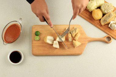 Kadın El Kesimi Siomay Tahu Bandung, Bandung, Batı Java 'dan Geleneksel Köfte Sokak Yemeği