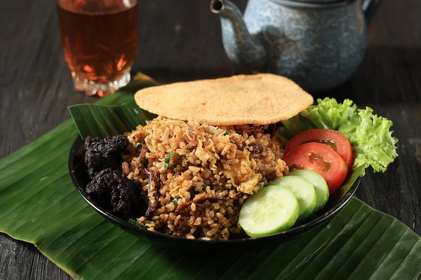 Nasi Goreng Rendang Dengan Cracker Udang Rendang Adalah Beef Melayu — Stok Foto