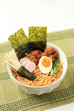 Yumurtalı kızarmış tavuk soslu erişte, baharatlı Japon Tori Karaage Ramen.