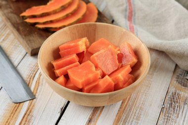 Beyaz Ahşap Arkaplanda Dilimlenmiş Papaya Meyvesi, Yemeye Hazır