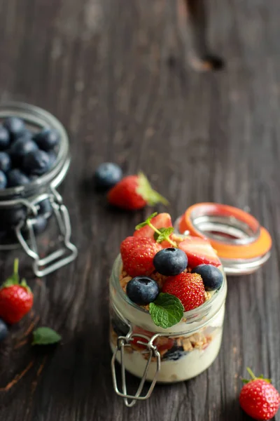 Mirtilo Morango Iogurte Parfait Mini Jar Conceito Lanche Saudável Com — Fotografia de Stock