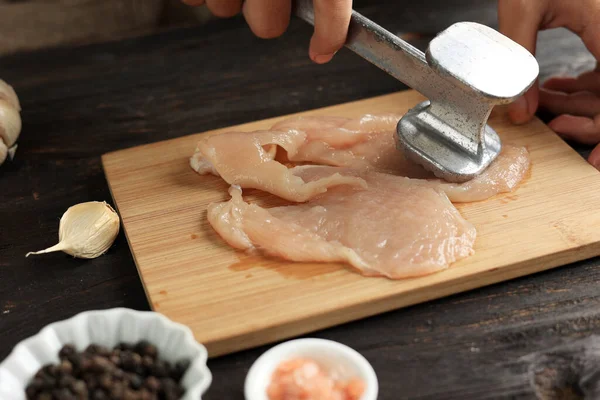 Cooking Breast Chicken Meat Beat Chicken Menggunakan Meat Tenderizer Proses — Stok Foto
