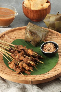 Sate Padang, Endonezya mutfağı Padang bifteği ve baharatlı ince soslu bağırsak satay. Katupat Rice Cake ile servis edildi.