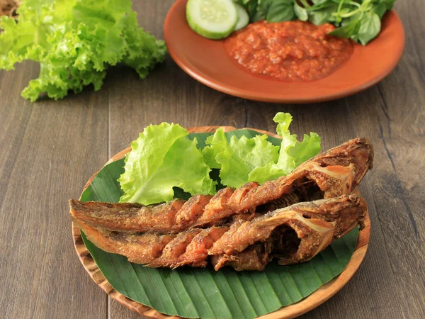 Lele Goreng Nebo Smažené Sumce Tradiční Indonéské Kulinářské Jídlo Sumec — Stock fotografie