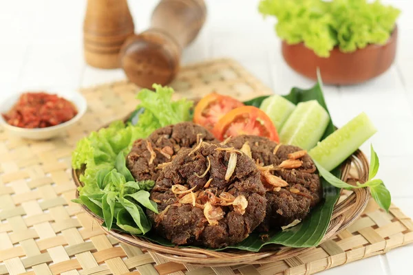 Close Empal Atau Gepuk Disajikan Dengan Sambal Indonesian Fried Meat — Stok Foto
