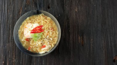 Biberli, yumurtalı ve taze soğanlı Anında Asya Ramen Eriştesi. Üst Görünüm, Metin için Boşluğu Kopyala 