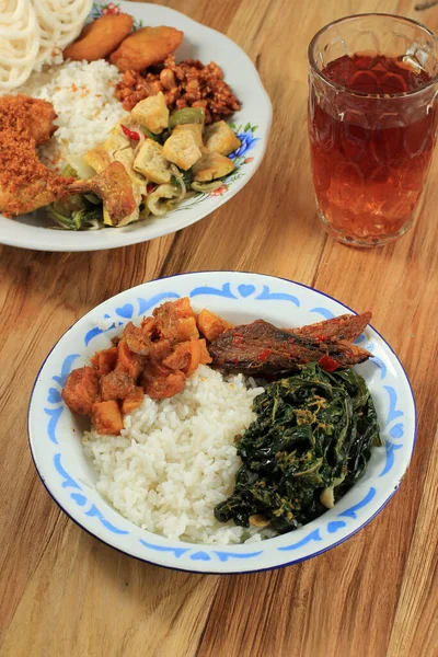 Nasi Rames Warteg Indonezyjskie Jedzenie Rodzinny Obiad Menu Warung Tegal — Zdjęcie stockowe