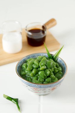 Lod Chong veya Cendol, Palmiye Şekeri şurubu ve hindistan cevizi sütü ile servis edilen buzlu tatlı bir tatlıdır.. 