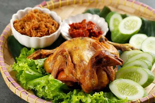 Ayam Greng Lengkuas 千切りガランガルサーデスクとスパイシーなサンバルで鶏全体を揚げ — ストック写真