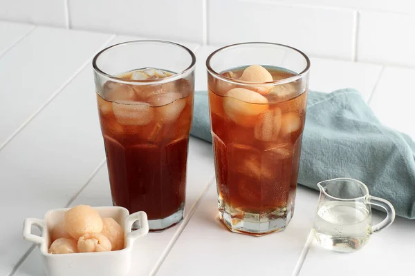 Zwei Glas Litschi Tee Auf Weißem Hintergrund Konzept Für Sommergetränke — Stockfoto
