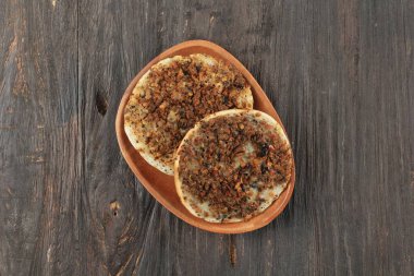 Top View Surabi Oncom Bandung, Endonezya Geleneksel Pankeki Oncom Fermente edilmiş soya fasulyesi.