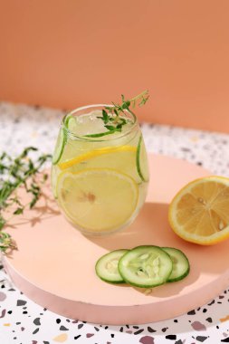 Buzlu Limon ve Salatalıklı Bir bardak İnfüzyon Suyu