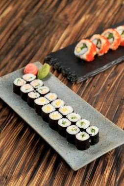 Gri Tabakta Mini Maki Suşi Tabağı 