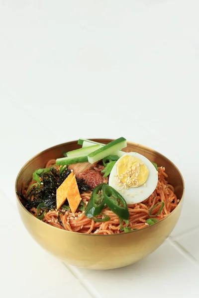Bibim Guksu Korean Spicy Cold Noodles Various Topping Inglés Aislado —  Fotos de Stock