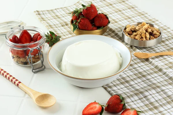 Iogurte Com Morango Cereais Processo Fazendo Parfait Nutricionalmente Rico Proteínas — Fotografia de Stock