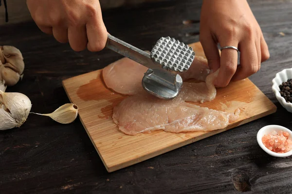 Cooking Breast Chicken Meat Female Hand Beat Chicken Menggunakan Meat — Stok Foto