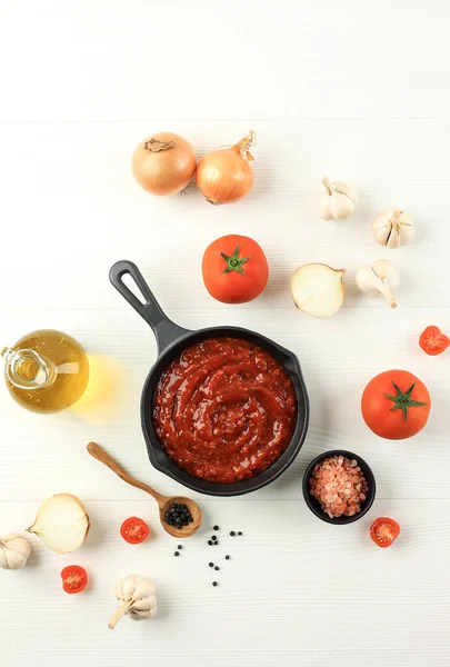 Włoski Sos Pomidorowy Czosnkiem Widok Góry Biały Stół — Zdjęcie stockowe