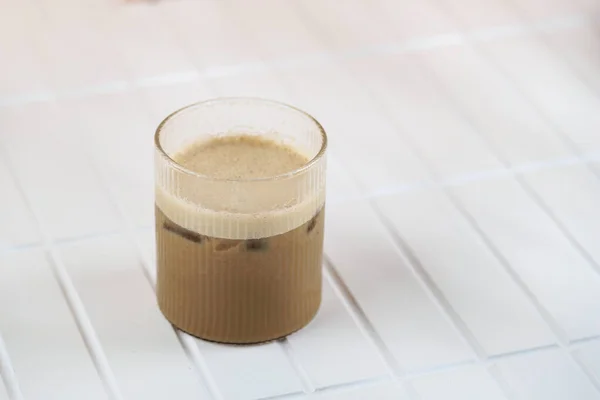 Ein Glas Eiskaffee Latte Auf Weißem Tisch Für Den Sommer — Stockfoto