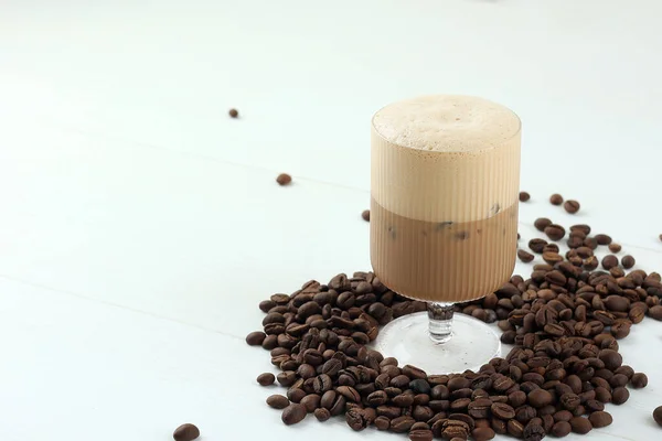 Eiskaltes Kaffeeglas Mit Eiswürfeln Und Kaffeebohnen Auf Weißem Hintergrund Kopieren — Stockfoto