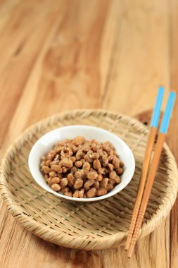 Natto mayalanmış soya fasulyesi ve Kokulu Koku. Geleneksel Japon Tabağı