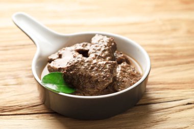 Empal Daging Kelem, Central Java, Endonezya 'dan geleneksel sığır güveci. Sığır eti, Hindistan cevizi sütü ve çeşitli baharatlardan yapılır. Tatlı ve tuzlu.