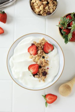 Yunan Yoğurt Tepesi Çilek ve Granola, Beyaz Masada Üst Görünüm 