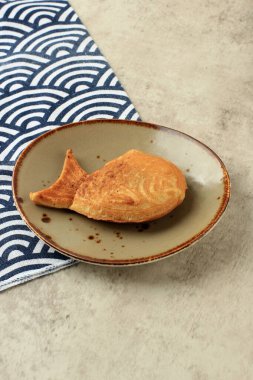 Taiyaki Japon Sokak Balığı Kahverengi Beton Arkaplanda Kırmızı Fasulye Şeklinde Şekillendirilmiş Tatlı Waffle Yazı veya Tarif İçin Alan Kopyala 