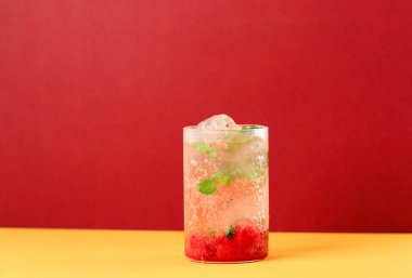 Sarı Kırmızı Arkaplanda Çilekli Yaz Mojito Kokteyli. Çilekli Mojito. Yaz içeceği kopyalama alanı ile tazeleniyor