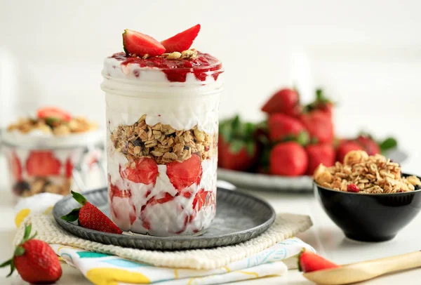 Erdbeer Joghurt Parfait Auf Trinkglas Griechischer Joghurt Mit Müsli Und — Stockfoto