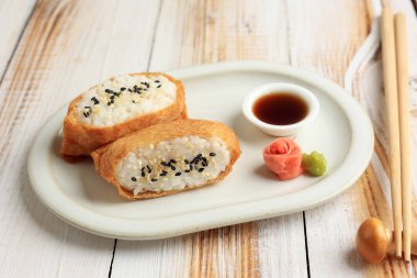 İnari Suşi, marine edilmiş tofu Pocket ile rice, Susam tohumu ile kaplanmış. Japon Yemekleri 