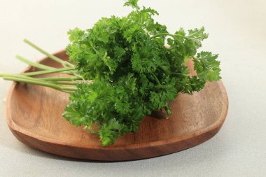 Organik İtalyan Düz Yaprak Maydanozu Tahta Masada Yemeye Hazır 