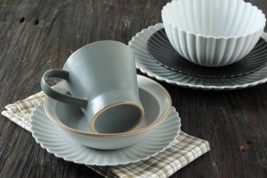 Tahta Masa 'da Gri Beyaz Ton' lu Boş Parlak Masa takımı 