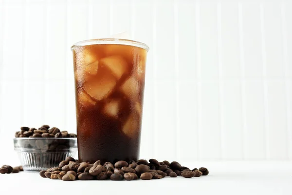 Amerikanischer Eiskaffee Mit Kaffeebohnen Auf Weißem Hintergrund Glas Schwarzen Kaffees — Stockfoto