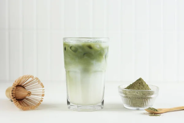 Mrożone Matcha Latte Zielona Herbata Białym Tle Kopiuj Miejsce Tekst — Zdjęcie stockowe