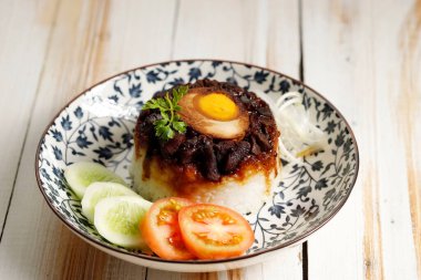 Dim Sum Loh Mai Kai Tavuk, yumurta, mantar ve sosisli Glutinous Rice buğuladı.