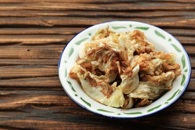 Kızarmış lahana ya da Kol Goreng, Kızarmış Beyaz Lahana genellikle Endonezya Geleneksel Yemekleri, Penyetan, Geprek ya da Pecel Lele gibi