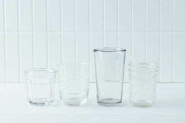 Beyaz Masa Arkaplanında İçmek için Çeşitli Boş Bardaklar, Masa gereçleri Yiyecek ve İçecek Hazırlama 