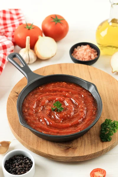 Domowej Roboty Klasyczny Włoski Sos Pomidorowy Makaronu Pizzy Żeliwnej Patelni — Zdjęcie stockowe