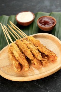 Telur veya Telor Gulung, Skewers 'la Yuvarlanmış Yumurtalı Omlet. Endonezya 'da Popüler Sokak Yemekleri.