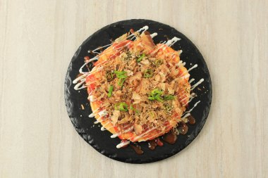 Üst Görünüm Japon Tuzlu Yumurta Pankeki Okonomiyaki Siyah Tabaka Üzerine 